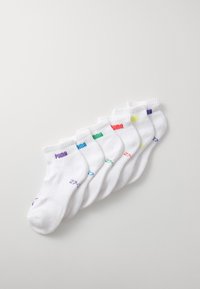 Hat pár különböző színű logót és számot az oldalán, összesen hat pár rövid, fehér zokni színes díszítéssel és márkajelzéssel.