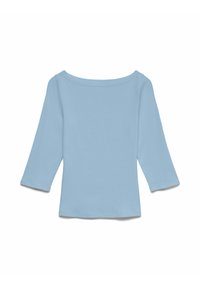 Lichtblauw overhemd met lange mouwen, een brede boothals en een rechte zoom, plat gelegd op een witte achtergrond.