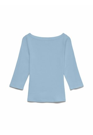 Jasnoniebieska koszula z długim rękawem, szerokim dekoltem w kształcie łódki i prostym dołem, wyłożona płasko na białym tle.