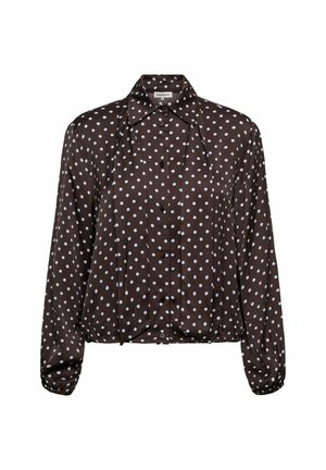 Bruine blouse met lange mouwen met witte stippen, knoopsluiting aan de voorkant en een klassieke kraag tegen een witte achtergrond.