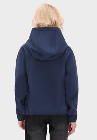 Marineblaue Jacke mit Kapuze, aus einem glatten, matten Material und mit tailliertem Design. Einfach und praktisch, ohne sichtbare Logos oder Muster.