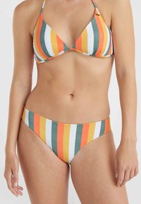 Bikini multicolor con top triangular y parte inferior de tipo hipster. Rayas en naranja, amarillo, verde y blanco. Fabricado con una tela suave y elástica.