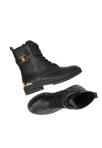 Botas de cuero negro hasta el tobillo con punteras redondas, cordones en la parte delantera, cremallera lateral, acento dorado en la hebilla y suela de goma texturizada baja.