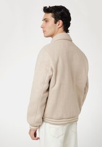 Guess Bomber stiliaus striukė - beige