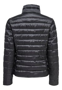 Svart vadderad jacka med horisontella sömmar, långa ärmar och hög krage, sedd bakifrån mot en vit bakgrund.