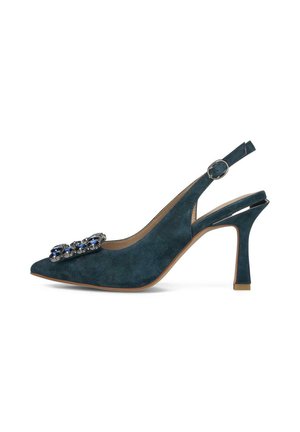 Pantof cu toc slingback din piele întoarsă teal, cu vârf ascuțit, împodobit cu trei pietre prețioase albastre mari și monturi argintii în față.