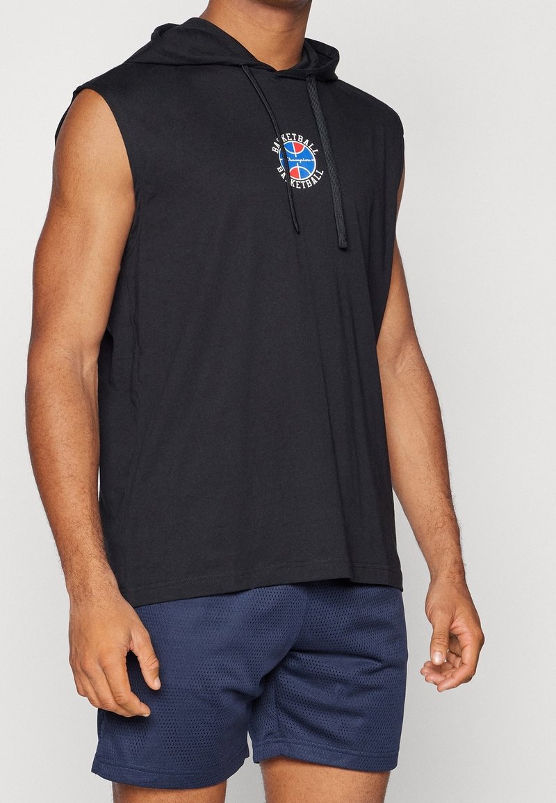 Top negro sin mangas con capucha, hecho de una tela suave, que presenta un emblema gráfico frontal con un diseño de baloncesto. Pantalones cortos texturizados en color marino.