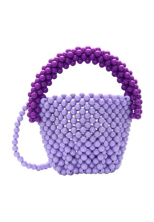 Borsa a mano di perline viola con una struttura rotonda, un corpo testurizzato e una tracolla di perline. Il design presenta diverse sfumature di perline viola.