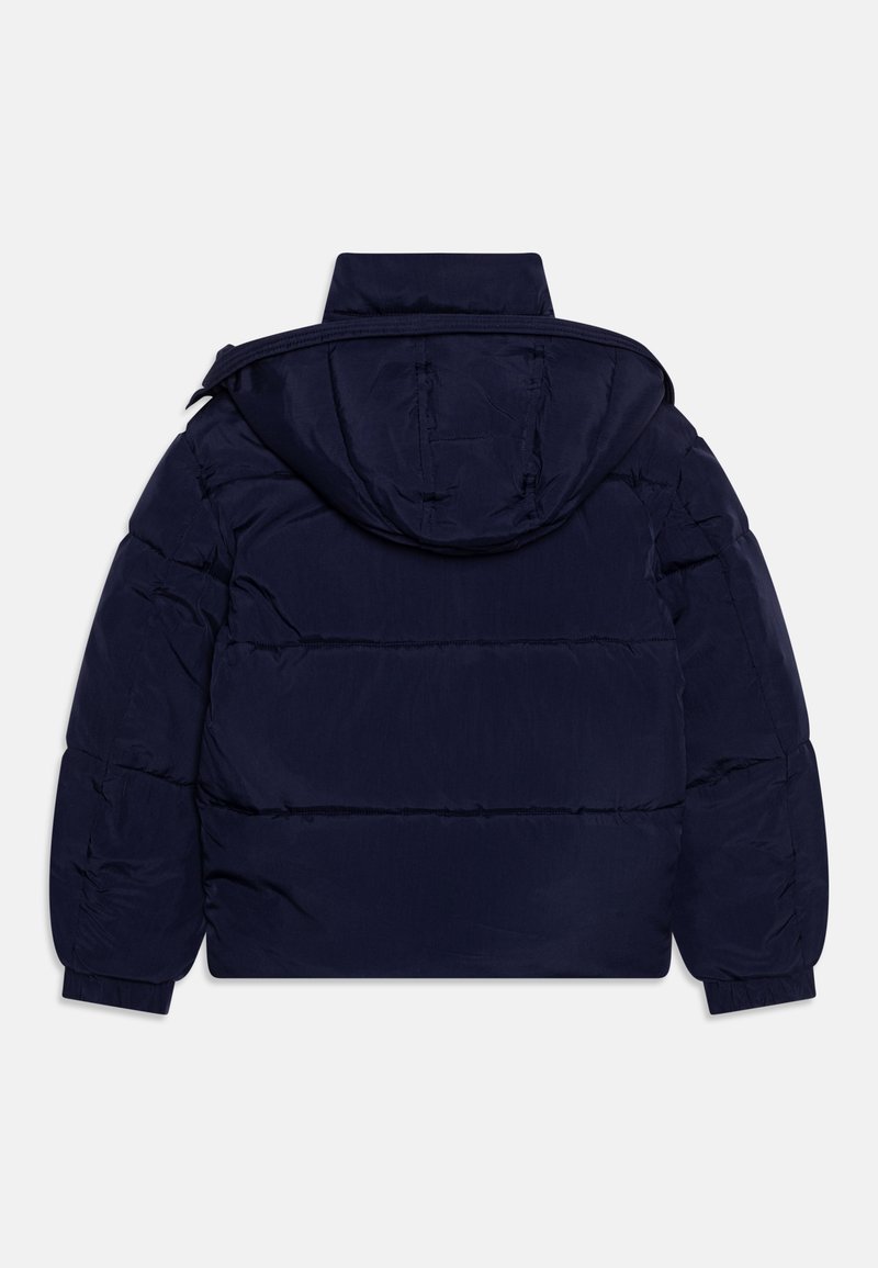Marineblauer Pufferjacke mit Kapuze, ausgestattet mit einem gesteppten Design, elastischen Bündchen und einer glatten Textur. Die Rückansicht zeigt die Nähdetails.