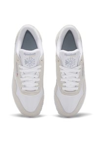 Valged ja heledat hallid Reebok Classic tossud, paeltega, vaadatuna ülevalt valgel taustal.