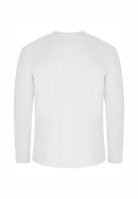 Langarm weißes Hemd aus weichem Stoff, mit rundem Halsausschnitt und genähten Säumen. Glatte Textur ohne zusätzliche Muster oder Designs.