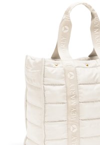 Beige gewatteerde tas met een comfortabele textuur, voorzien van lichtbruine hengsels met de opdruk 'HEY MARLY' en accenten van goudkleurig beslag.