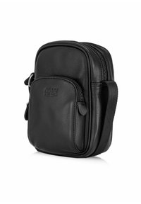 Czarna skórzana torebka na ramię o gładkiej teksturze, z przednią kieszenią na zamek błyskawiczny i regulowanym paskiem; posiada wytłoczone logo na przednim panelu.