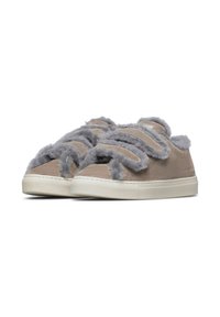 Sneaker in suede beige con dettagli in pelliccia grigia, dotati di più asole come chiusura e suola in gomma bianca texture.
