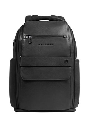 Sac à dos en cuir noir avec plusieurs compartiments zippés, poche avant à rabat, bretelles matelassées et une poignée sur le dessus.