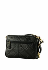 Bandolera de cuero negro con un patrón acolchado, herrajes en tono dorado, un bolsillo delantero con cremallera y una correa ajustable.