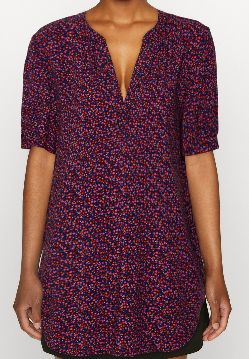 Vestido de manga corta en tejido azul oscuro con un patrón floral multicolor disperso. Escote en V y silueta relajada con aberturas laterales.