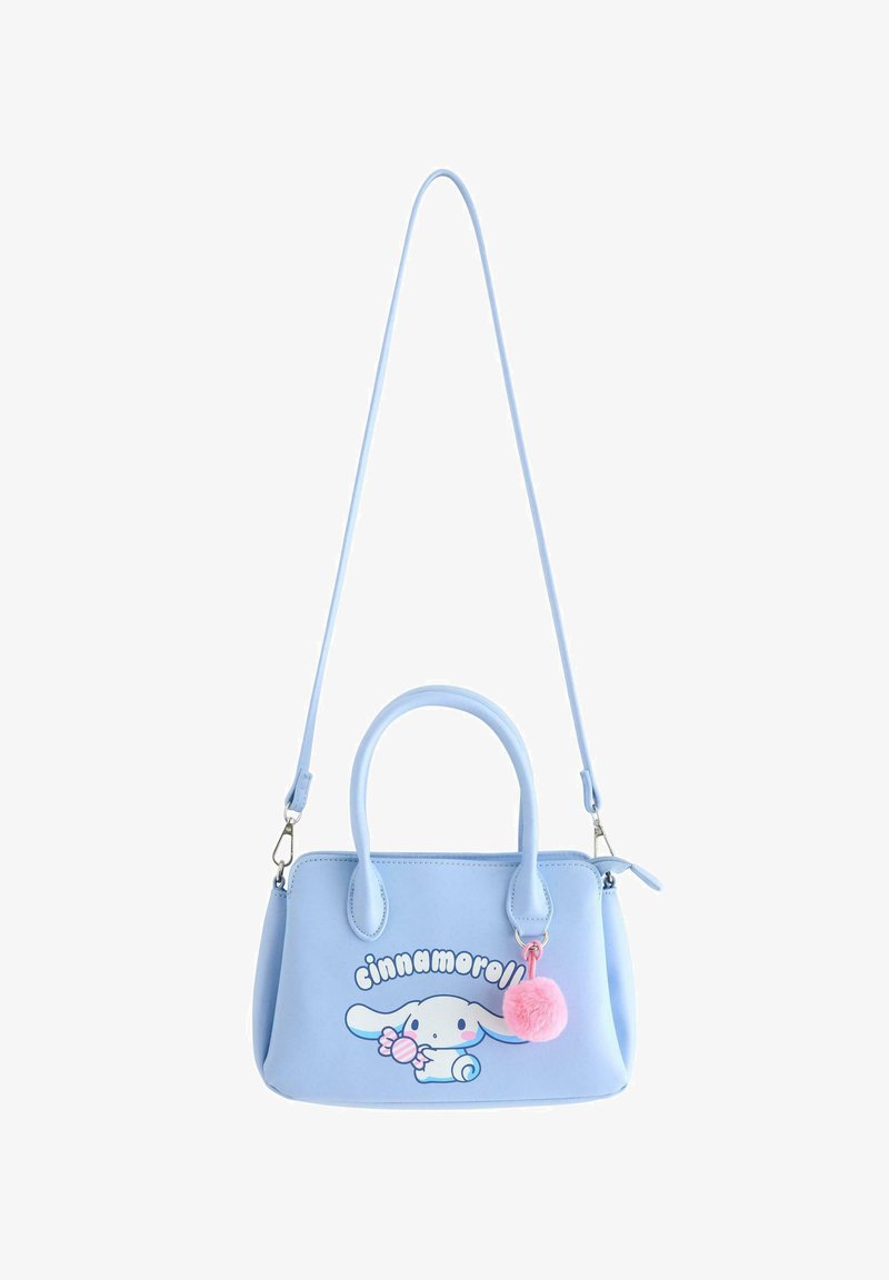 Hellblauer synthetischer Handtasche mit zwei oberen Griffen, verstellbarem Schulterriemen, vorderseitigem Cinnamoroll-Grafik und einem pinkfarbenen Pompon-Akzent.