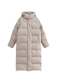 Abrigo puffer largo beige con capucha, con diseño acolchado, dos bolsillos laterales y un cierre frontal con botones y cremalleras.