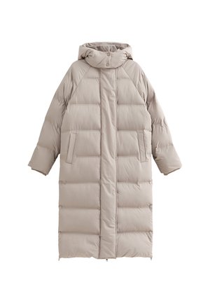 Beige lange pufferjas met een capuchon, voorzien van een gewatteerd ontwerp, twee zijzakken en een voorkant met knopen en ritsen.