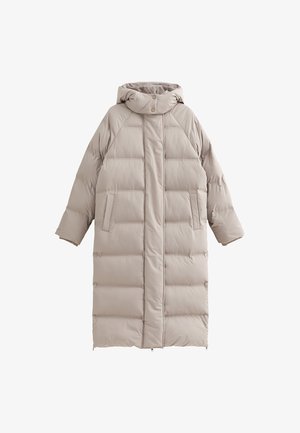Beige langer Puffermantel mit Kapuze, ausgestattet mit gestepptem Design, zwei Seitentaschen und einer Frontschließe mit Knöpfen und Reißverschlüssen.