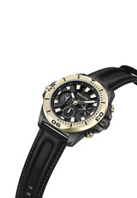 Orologio cronografo nero con lunetta dorata, quadrante nero testurizzato e cinturino in pelle. Presenta più sottodial e marcatori delle ore audaci.