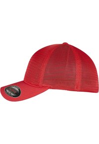 Rød baseballhat med mesh-design og visir i solidt stof. Har et cirkulært mærke på skyggen, der detaljerer størrelse og mærkeinformation.