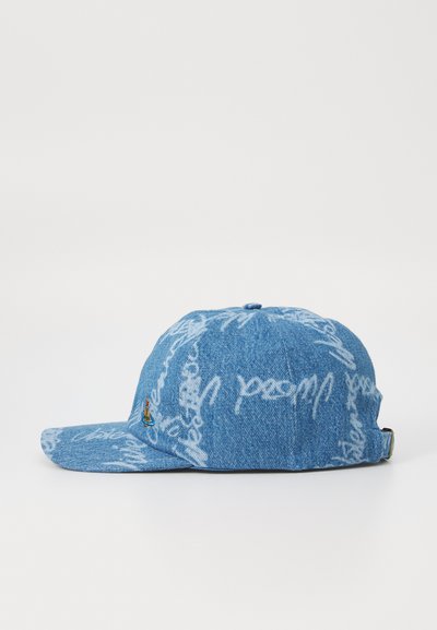 Blaue Denim-Mütze mit Muster aus weißer Handschrift, gebogenem Schirm und kleinem gesticktem Logo auf der Vorderseite. Verstellbarer Riemen hinten.