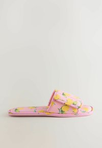 Roosa liblikasandaalid sidruni mustriga, vatitekk tekstuuriga, tasase tallaga ja ühe reguleeritava rihmaga ülevalt, mis tagab kindla istuvuse.