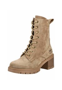 Beige Wildleder-Stiefeletten mit runder Spitze, Schnürverschluss, goldenen Ösen und einem strukturierten Blockabsatz. Mit einem Logopatch an der Seite.