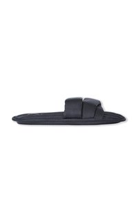 Pantofola in tessuto blu scuro caratterizzata da un design flat, due fasce incrociate imbottite e una suola testurizzata per garantire grip. Minimalista, senza alcun marchio visibile.