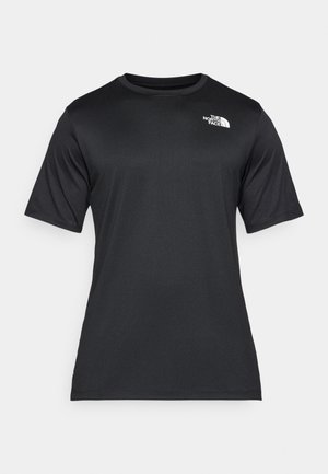 Camiseta negra de manga corta, fabricada con un tejido ligero que absorbe la humedad. Cuenta con un logo blanco en el lado izquierdo del pecho y un cuello redondo.