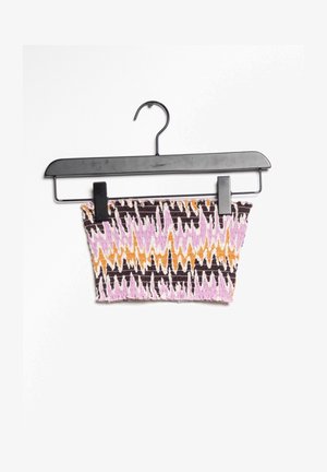 Gestricktes Crop-Top auf einem schwarzen Bügel. Es zeigt ein Zickzackmuster in den Farben Pink, Orange und Braun. Texturiertes, elastisches Material.