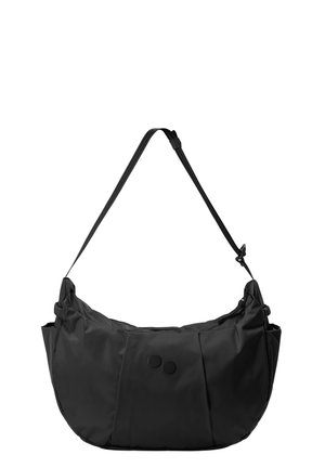 Schwarze, halbmondförmige Schultertasche mit verstellbarem Riemen, zwei vorderen Knopfakzenten und Seitentaschen.