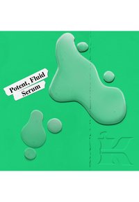 Sfondo verde con tre gocce di un siero verde chiaro caratterizzato da una texture liscia. L'etichetta del prodotto reca la scritta "Siero Fluido Potente."