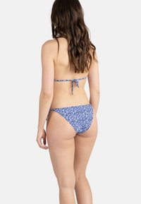 Bikini à imprimé floral violet avec bretelles à nouer ; comprend un col halter et des côtés ajustables pour un bon ajustement ; tissu lisse avec une coupe taille basse.