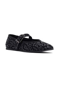 Zwarte suede Mary Jane flats met een puntige neus, voorzien van een panterprintpatroon en een decoratieve gesp over het midden van de voet.
