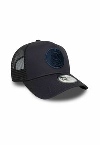 Czarna czapka bejsbolowa z siateczkowym tyłem, z wyraźnym okrągłym granatowym logo wytłoczonym z przodu z napisem "PARIS SAINT-GERMAIN".