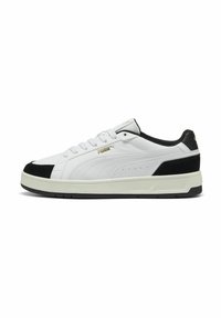 Adidași albi cu accente negre, fabricați din material sintetic. Prezintă o finisare netedă, design cu șireturi și o marcaj subtil pe lateral.