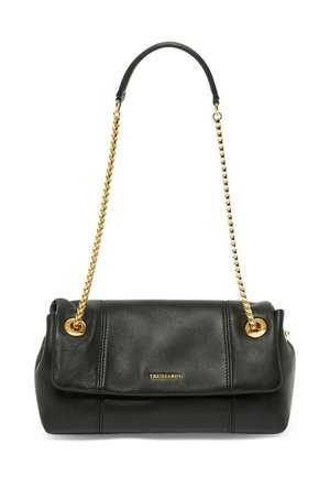 Borsa a spalla in pelle nera con tracolla in catena dorata e logo "TRUSSARDI" dorato sulla pattina frontale.