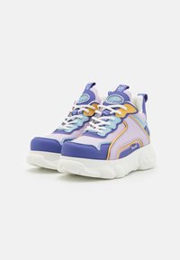 Wielokolorowe sneakersy z purpurowymi, lawendowymi i żółtymi syntetycznymi materiałami, z teksturowaną podeszwą i białym sznurowaniem.