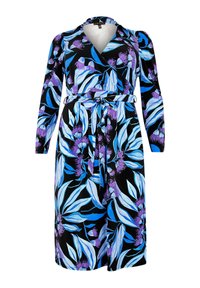 Květinové zavinovací šaty s černým podkladem a modro-fialovými květinovými vzory, s dlouhými rukávy a zavázaným pasem pro přizpůsobitelné nošení.