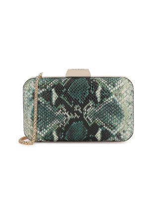 Pravokotna torbica z vzorcem zelene in črne kačje kože ter zlatim verižnim trakom, z vrhnjo kovinsko zaponko.