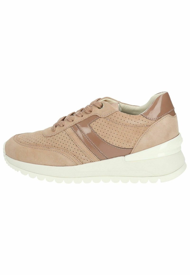 Sneaker beige in suede con dettagli in pelle verniciata, tomaia perforata e suola in gomma bianca; presenta una punta arrotondata e zip frontale.