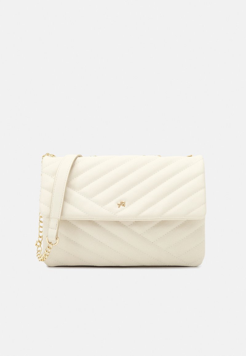 Quilted cremetask med en guld kædestrop og lukning, prydet med diagonalt syede mønstre og et minimalistisk logo på fronten.