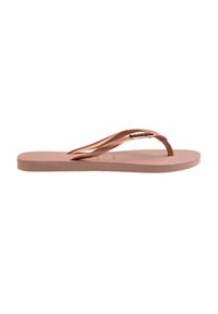 Infradito con una fascia metallica color oro rosa e una suola in gomma di un rosa pallido con texture. Il design presenta un sottile cinturino tra le dita e un profilo piatto.