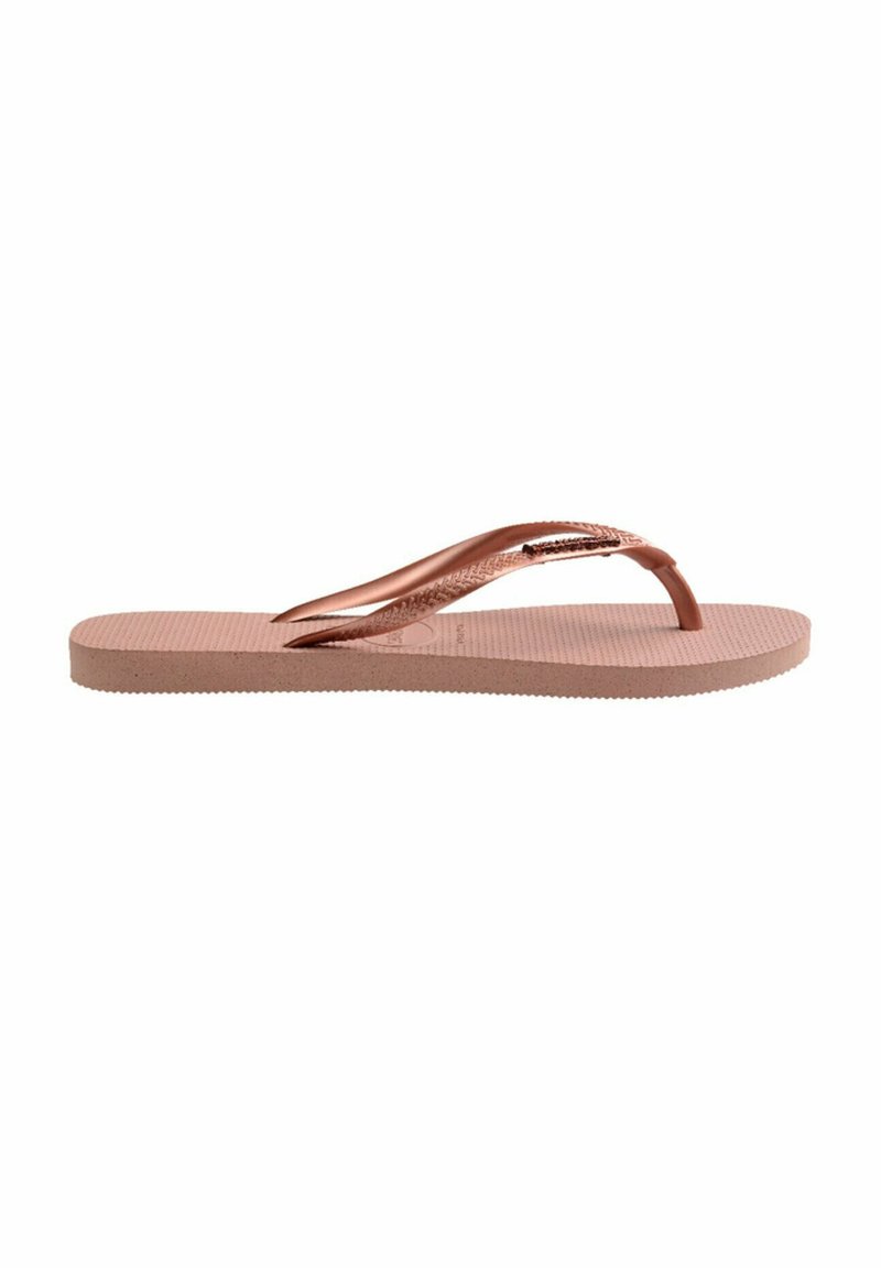 Infradito con una fascia metallica color oro rosa e una suola in gomma di un rosa pallido con texture. Il design presenta un sottile cinturino tra le dita e un profilo piatto.