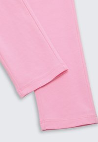 Różowe bawełniane legginsy o gładkiej fakturze, z czystym wykończeniem na dole i lekką elastycznością, idealne dla komfortu i swobody ruchów.