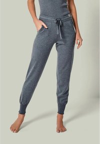 Grau gestrickte Jogginghosen mit elastischem Bund, Kordelzug, Seitentaschen und Bündchenabschlüssen. Weicher Stoff, lockere Passform.
