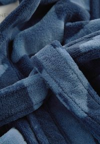 Blau, weicher Fleece-Stoff mit einer strukturierten Oberfläche; zeigt überlappende Schlaufen und einen leicht helleren blauen Akzent. Wellenmuster sichtbar.